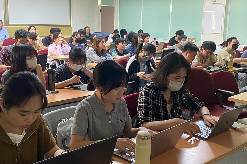 南大行政管理學系安排實作環節，同學即時操作AI工具，從指令撰寫到簡報生成，掌握數位應用技巧，展現南大結合理論與操作的教學特色。
