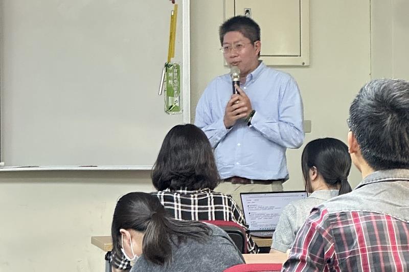 南大行政管理學系王光旭老師開場介紹講師，說明課程結合AI應用與公共事務學習方向，展現南大回應數位趨勢的教學規劃。