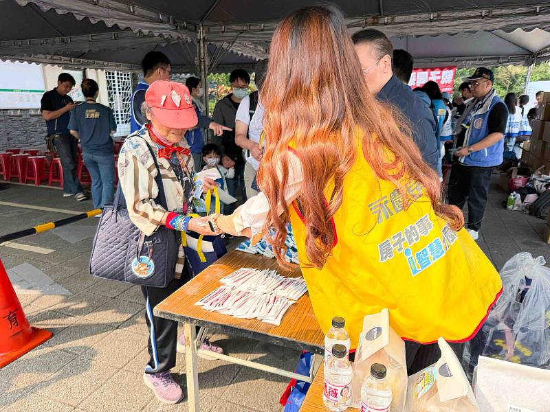 永慶房屋熱情響應「親子同遊動物園」，贊助活動帳篷、出動人力協助現場運作，陪伴大小朋友同樂。
