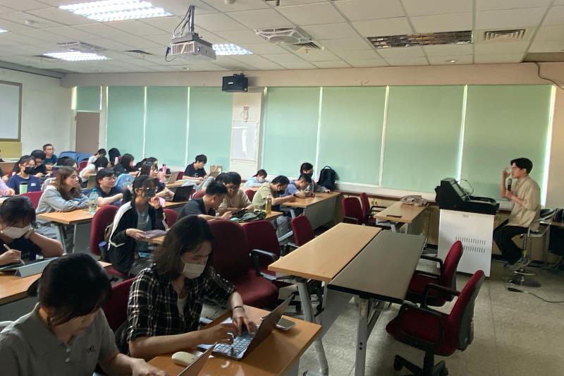 南大邀請業界講師分享AI簡報生成實務經驗，從案例到流程完整說明，引導同學建立工具整合觀念，呈現南大貼近實務的課程設計。