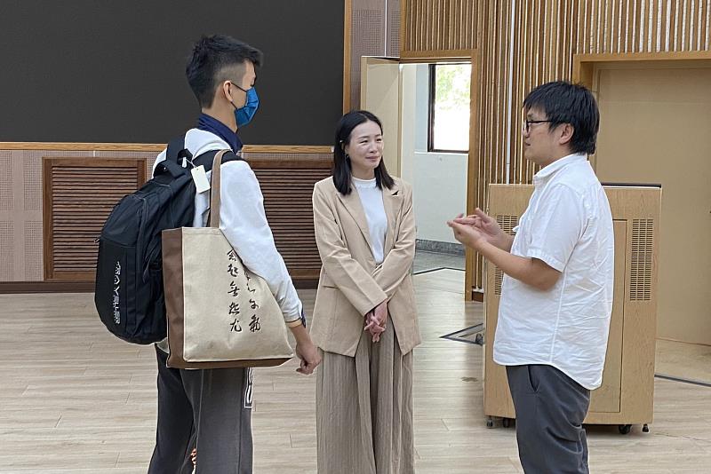 南大學生課後與講師延伸討論職場議題，深化對AI時代工作的理解，展現主動探索與思考的學習歷程。