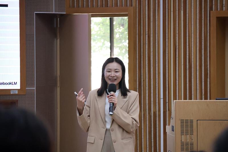 南大邀請講師解析全球職業趨勢，說明未來職務變化與能力需求，協助學生掌握產業發展脈動。