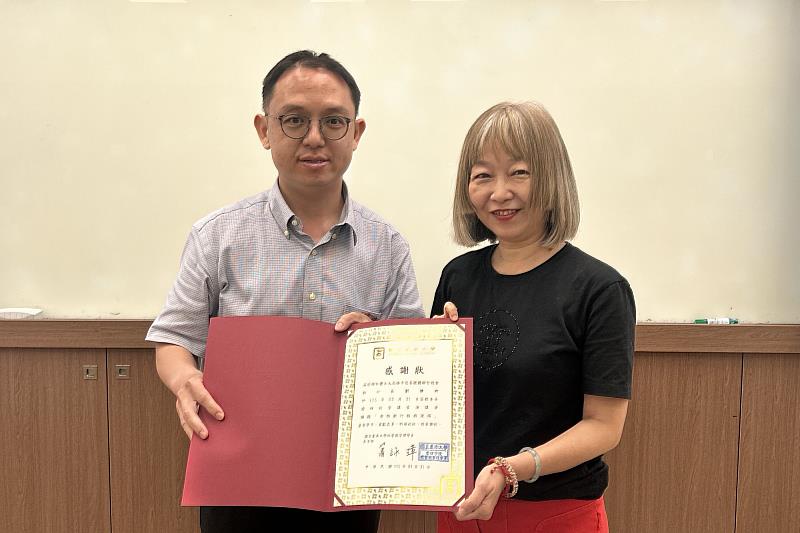 南大邀請劉雅玲執行長（右）分享食物銀行服務經驗，從第一線案例解析資源整合，深化學生對社會議題的理解。