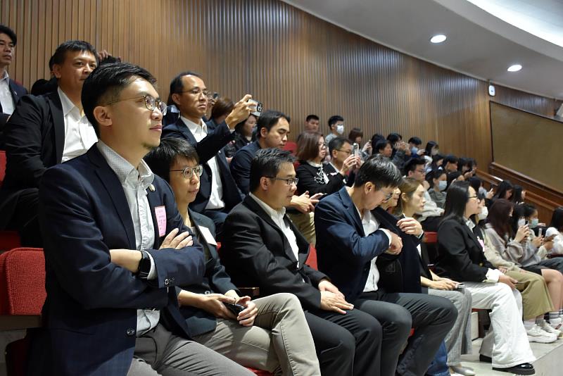 南大EMBA學生於立法院旁聽席觀察議事運作，從現場理解政策形成過程，深化對公共治理與制度運作的認識。