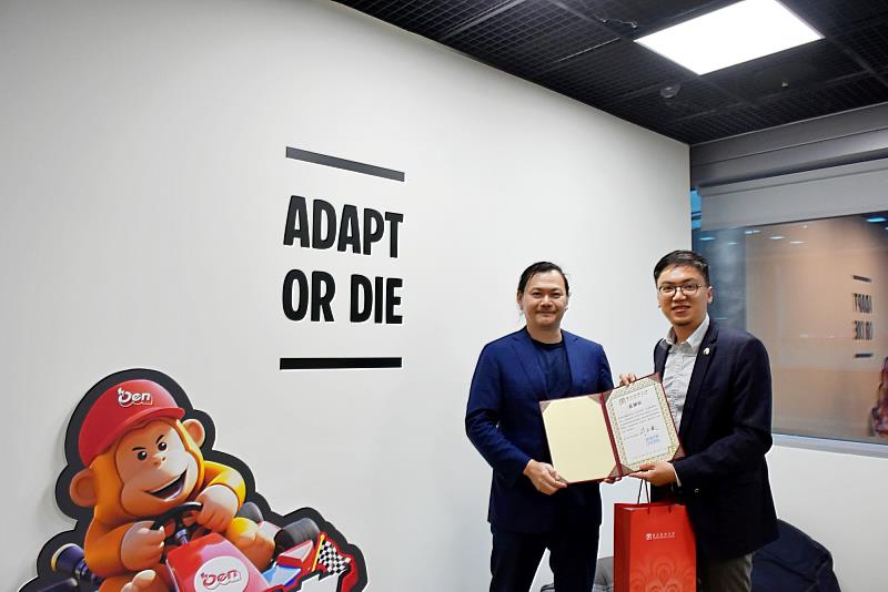 南大EMBA致贈應援科技感謝狀，感謝企業參與教學交流，共同推動產學連結，呈現實務導向的學習成果。