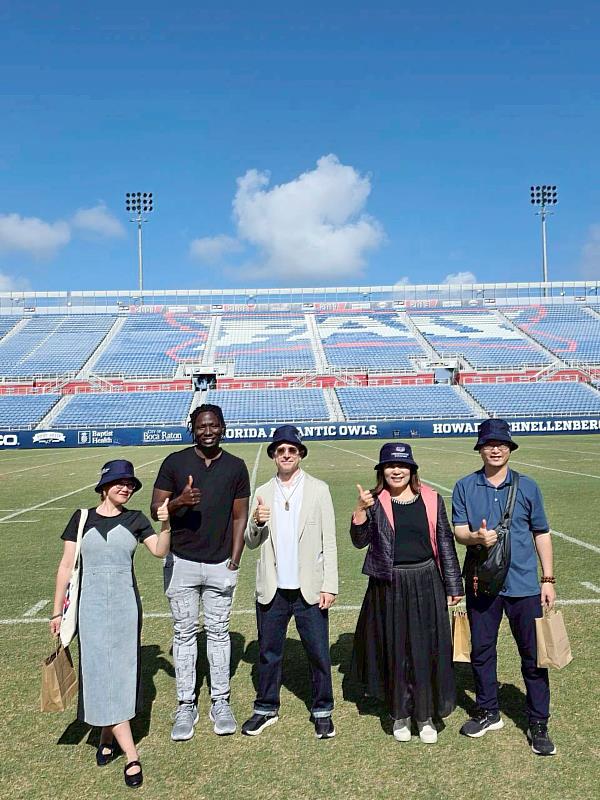 南華大學葉月嬌副校長（右2）率團赴美交流，並參訪FAU美式足球場。