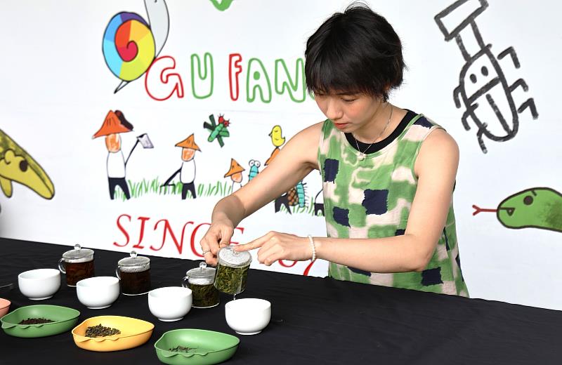 「梅香茶韻冷泡茶體驗」,由三峽百年茶園「谷芳有機茶園」引領學員親手調製梅釀冷泡茶。