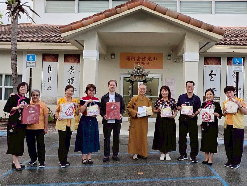 南華大學葉月嬌副校長(右4)率團赴美交流,與邁阿密佛光山住持如元法師(右5)合影留念。