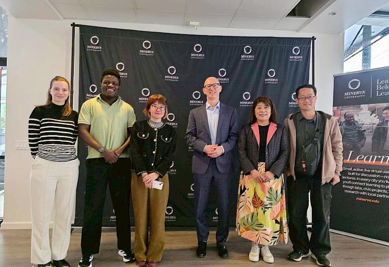 南華大學葉月嬌副校長(右2)率團赴美交流,並與密涅瓦大學校長Mike Magee(右3)合影留念。