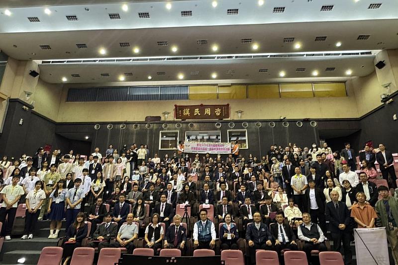 南大校友林冠維出席臺南市社會優秀青年表揚大會，與各領域傑出青年齊聚，展現公共參與與服務行動的多元成果。