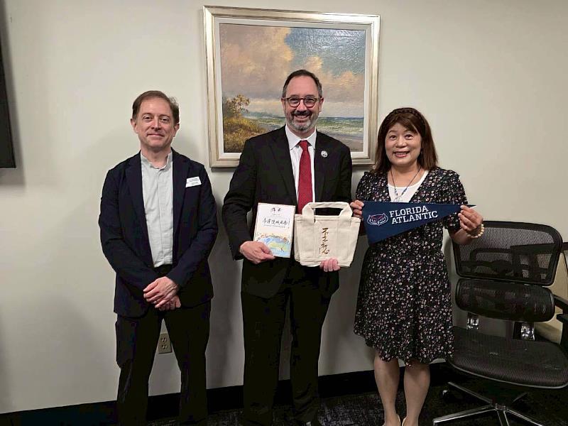 南華大學葉月嬌副校長（右）率團赴美交流，致贈禮品予FAU副校長Ken Dawson-Scully（中）。