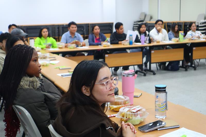 南華大學舉辦境外新生說明會，國際生認真聆聽。