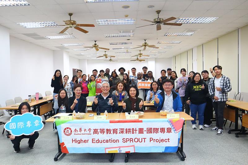 南華大學舉辦境外新生說明會，大合照。