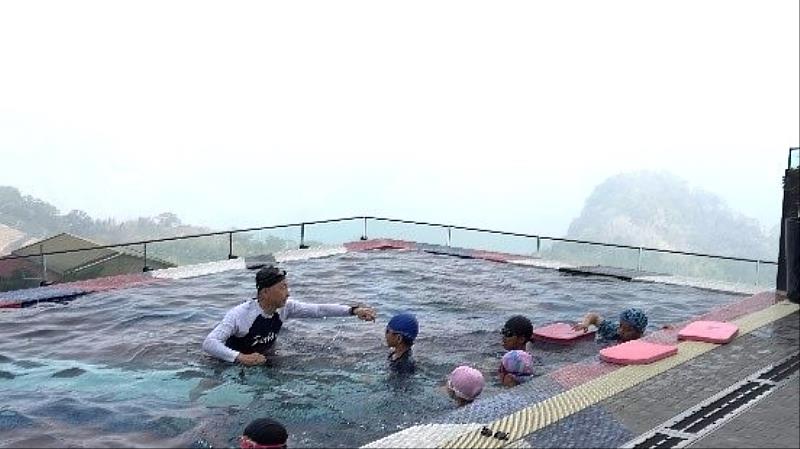 中興國小與阿里山英迪格酒店合作，推動五星級「雲端游泳課」。