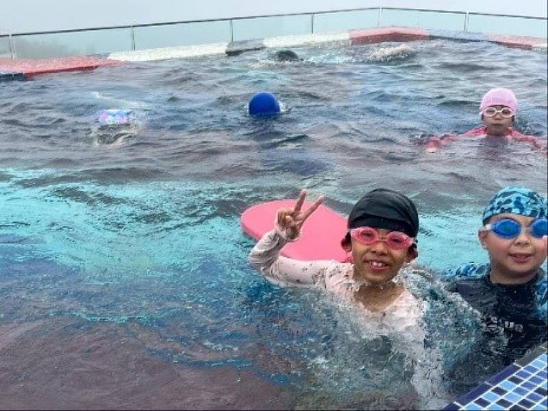 中興國小與阿里山英迪格酒店合作，推動五星級「雲端游泳課」。