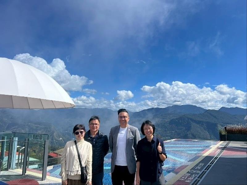 促成這游泳課的阿里山英迪格酒店楊智男總經理（右2）及中興國小校長葉淑婷（右1）。