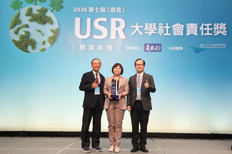 佛光山教團系統大學總校長林聰明(左)頒發人才共學組楷模獎予亞洲大學黃俊杰副校長(右)與護理學院院長吳樺姍(中)。