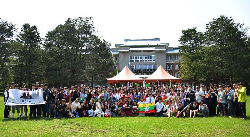 暨大舉辦「緬甸傳統新年潑水節」活動，參與師生合影。