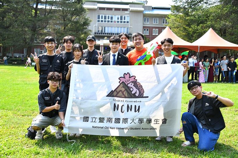 潑水節活動投入關懷境外生的「暨大學生會」服務團隊。