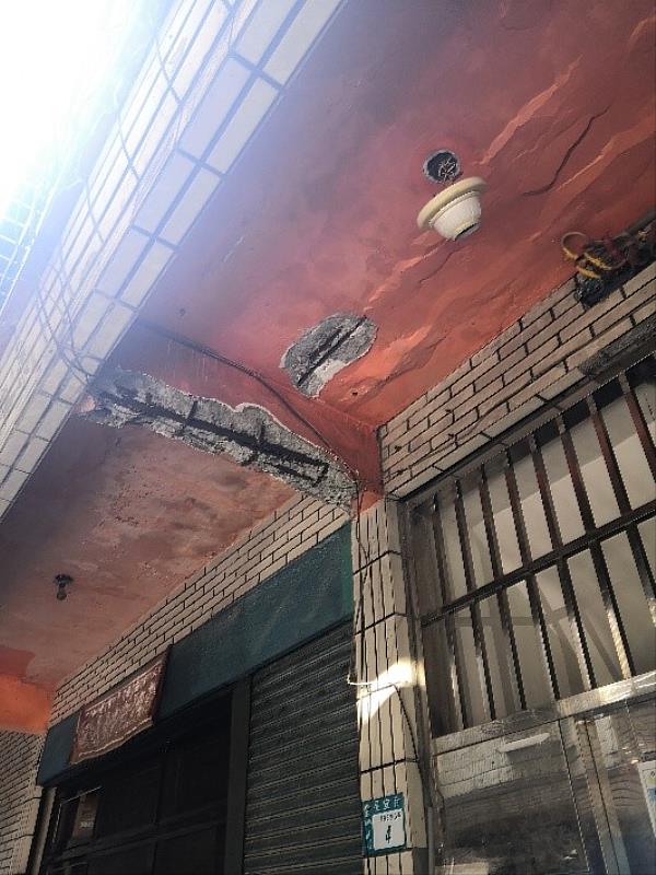 蘆洲區光華段965地號（中園社區）於107年7月4日鑑定為海砂屋，有鋼筋外露、混凝土塊剝落情形，已危及居住安全。（新北住都中心提供）