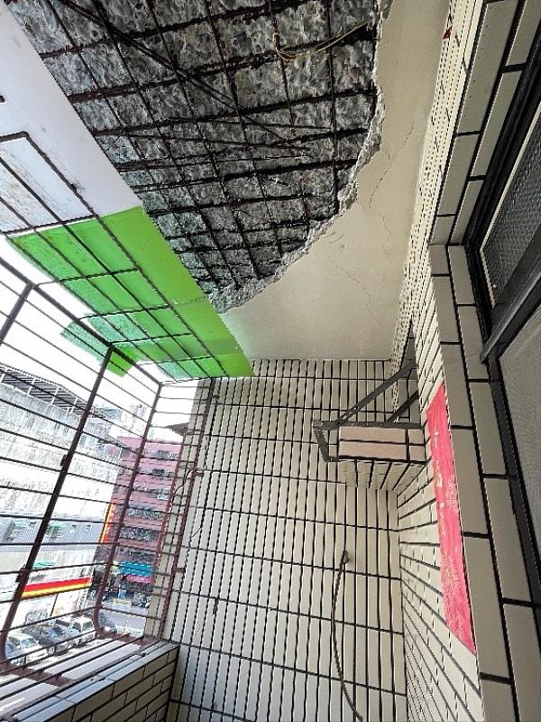 蘆洲區光華段965地號（中園社區）於107年7月4日鑑定為海砂屋，有鋼筋外露、混凝土塊剝落情形，已危及居住安全。（新北住都中心提供）