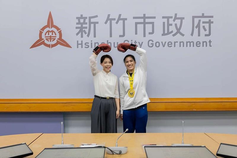「拳擊女王」陳念琴勇奪亞錦賽金牌，高虹安市長頒獎嘉勉。