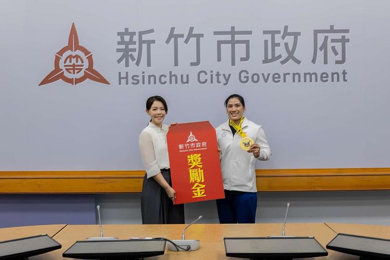 「拳擊女王」陳念琴勇奪亞錦賽金牌，高虹安市長頒獎嘉勉。