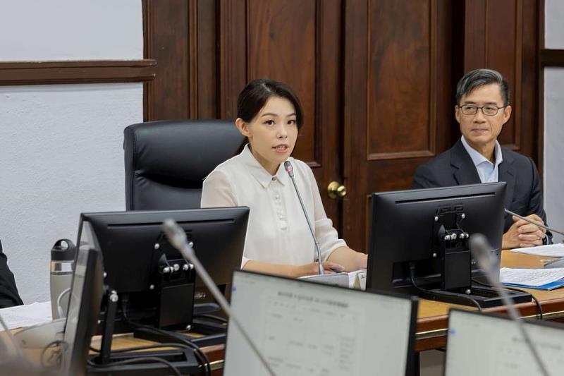 「拳擊女王」陳念琴勇奪亞錦賽金牌，高虹安市長頒獎嘉勉。