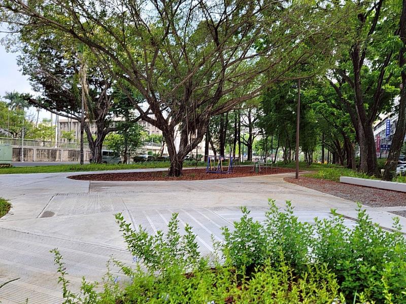 「穿城之水。藍綠環圈(第二期工程)」 榮獲公園與公共開放空間類「佳作」。