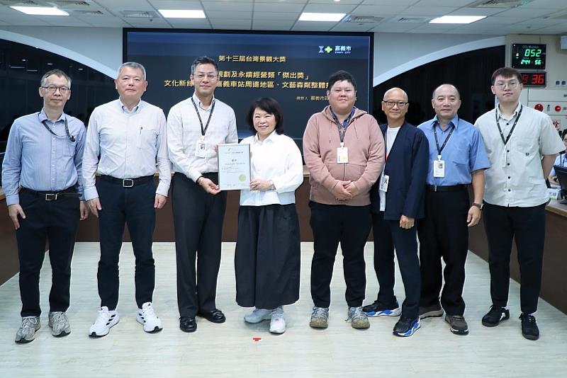 都發處同仁轉呈台灣景觀大獎予黃敏惠市長。