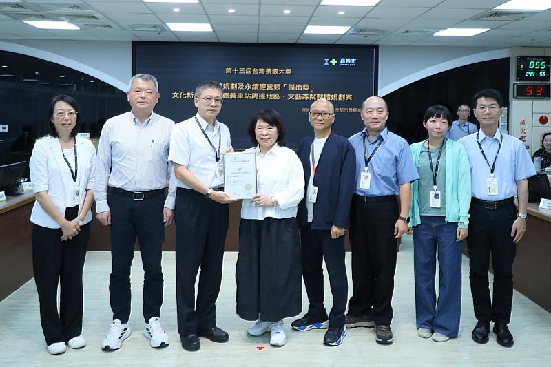 建設處同仁轉呈台灣景觀大獎予黃敏惠市長。