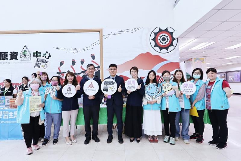新竹市校園徵才博覽會第4場「薪有所玄」玄奘大學登場，林副市長與勞青處、青發中心宣導同仁合影。