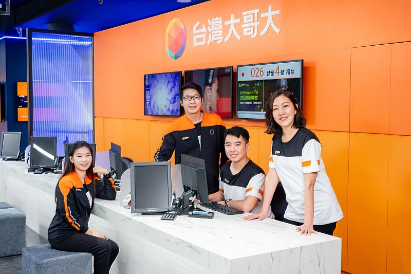 台灣大憑藉全方位AI佈局，透過代言人、AI服務、AI終端、AI科技顧問等管道，將科技帶入消費者日常生活，榮獲「年度傑出廣告主：策略達陣獎（開創產品與服務類）」銅獎。