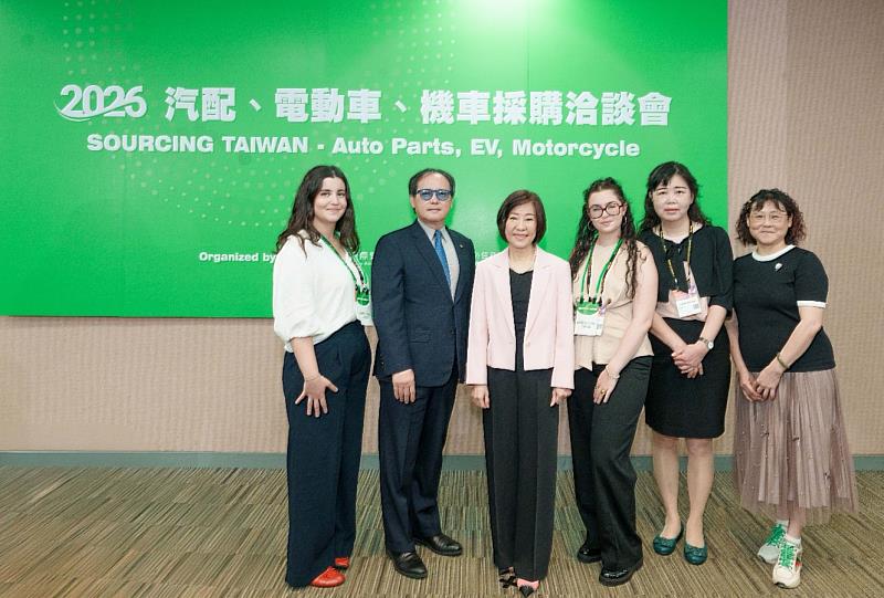 經濟部江次長、外貿協會王秘書長與國際買主交流。