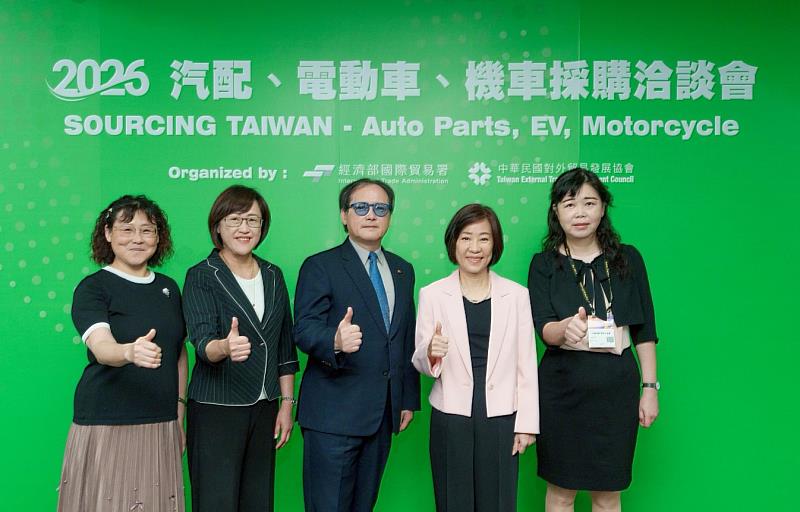 經濟部江次長、貿易署胡副署長及外貿協會王秘書長前往視察洽談會。