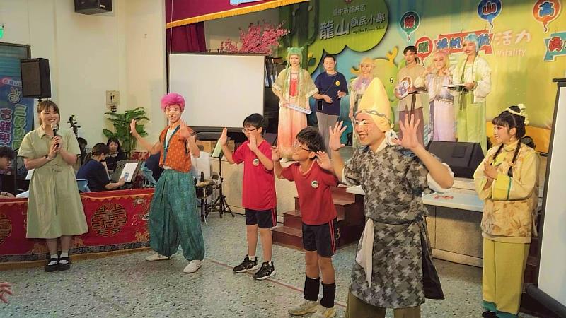 透過戲曲導賞、互動體驗及有獎徵答等方式,期盼讓學生在輕鬆有趣的氛圍中接觸客家戲曲,進一步認識客家文化。