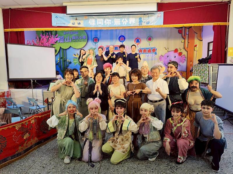 客家委員會辦理「115年度客家戲曲校園推廣活動」，今日於臺中市龍井區龍山國小正式揭開序幕。