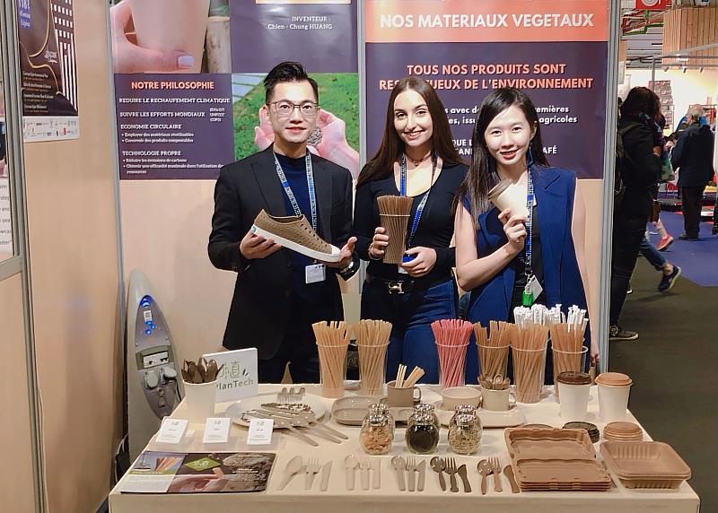 應化系校友黃千鐘（左1）致力農業廢棄物再利用，並與母校產學合作，開發甘蔗環保吸管銷量突破5億支。