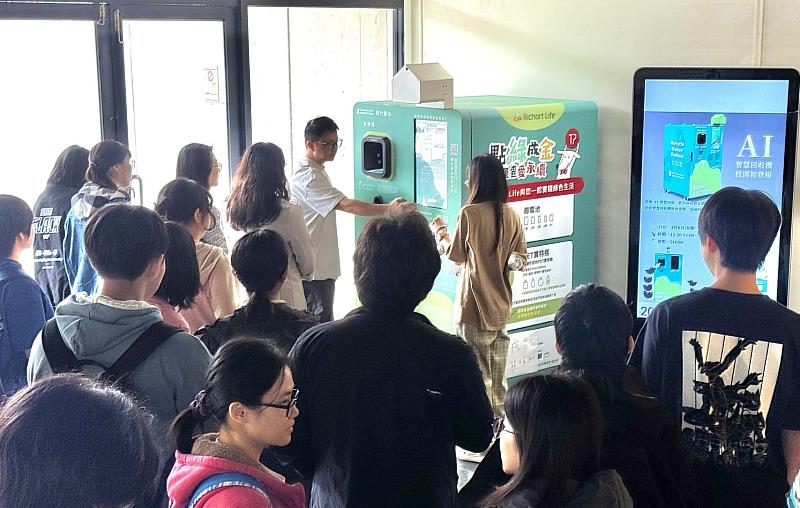 和全豐光電股份有限公司胡博竣總監現場解說智慧回收機操作流程。
