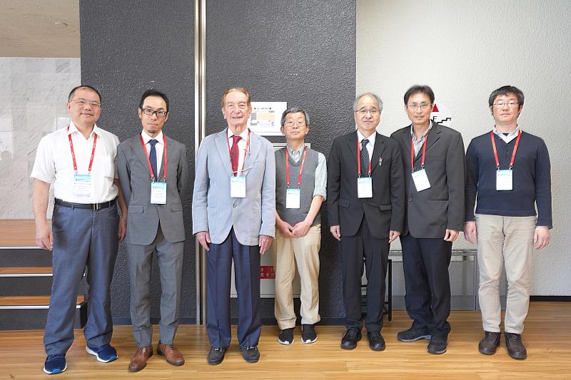 左起：劉柏良教授（中興精密所）、深澤正彰教授（日本大阪大學）、西爾瓦諾多納蒂教授（臺灣科技大學）、石村直之教授（日本中央大學）、熊之鄉直人教授（日本工學院大學）、管希聖教授（臺大物理系）及藤原宏志教授（日本京都大學）。