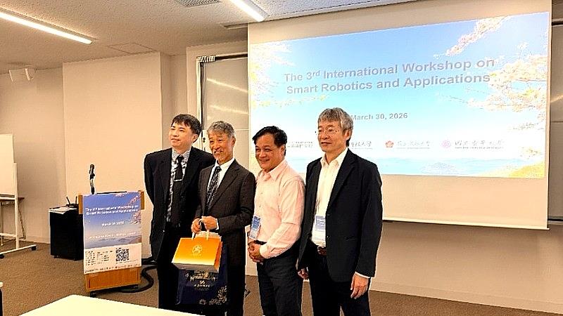 【領航交流・情誼傳承】南臺科大電機系李政翰老師與日本香川高專校長 Nobuo Araki交換紀念品，透過深度的學術交流，為雙邊未來的前瞻研究建立堅實夥伴關係。