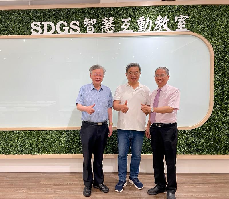 楊慶煜校長（中）參觀新設立的「SDGs智慧互動教室」，對學校積極投入永續發展目標與建置創新教學環境的用心給予高度肯定。