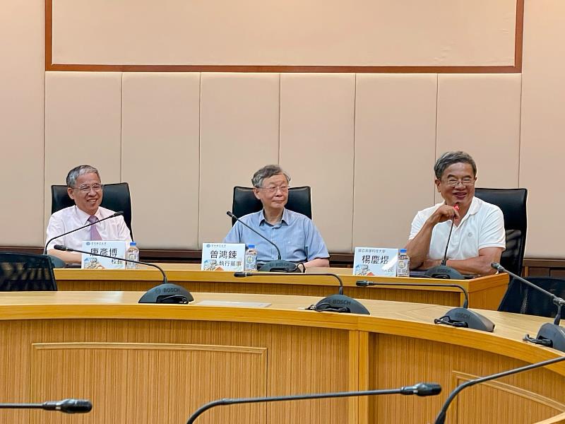 楊慶煜校長（右）以「8年整併經驗暨產業轉型升級及人才培養」為題，向全校一、二級主管分享其帶領高科大成功轉型的實戰心法。