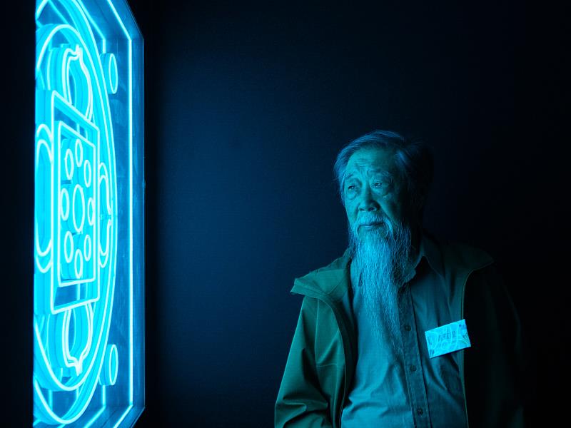 雕塑藝術大師李再鈐曾到館參訪《光在萬物》特展。（圖由世界宗教博物館提供）