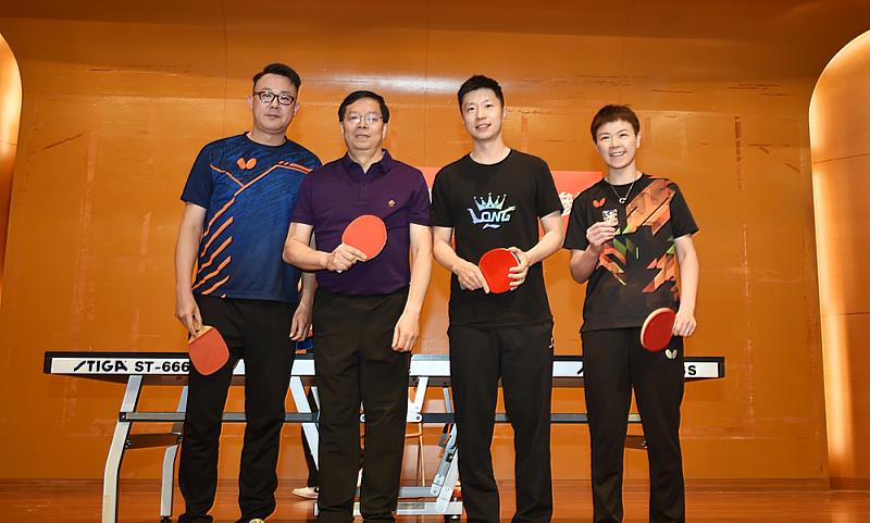 2024年馬龍(右2)與文化大學校友蔣澎龍(左1)、陳思羽(右1)進行桌球友誼賽,為兩岸青年搭建友誼橋樑。