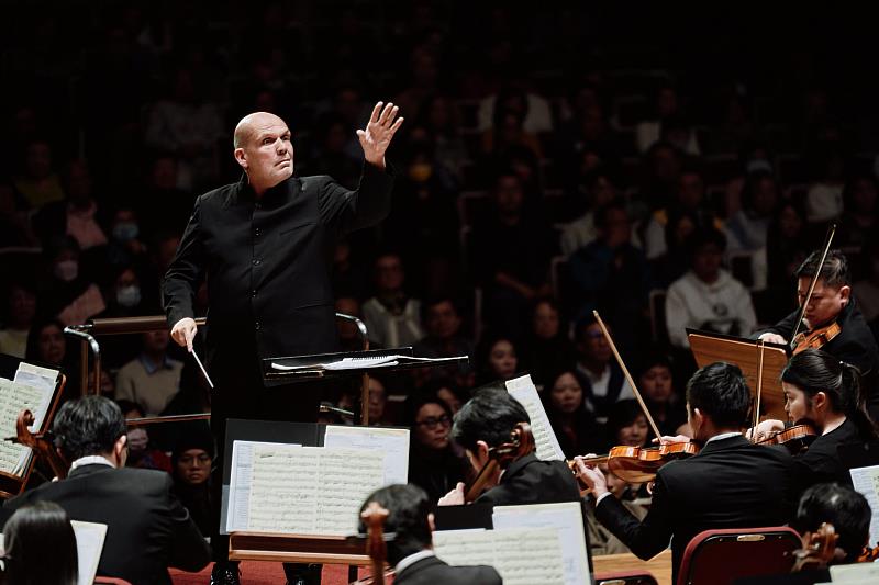 國際指揮大師、長榮交響樂團駐團藝術家梵志登，攜手美國首席男中音湯馬斯・漢普遜，7月親率樂團遠征日本，以其標誌性的精準與爆發力，磅礴演繹馬勒經典《巨人》。