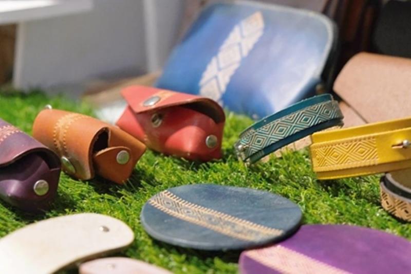 玩皮工坊是許多民眾喜歡體驗手作質感生活小物的店家。