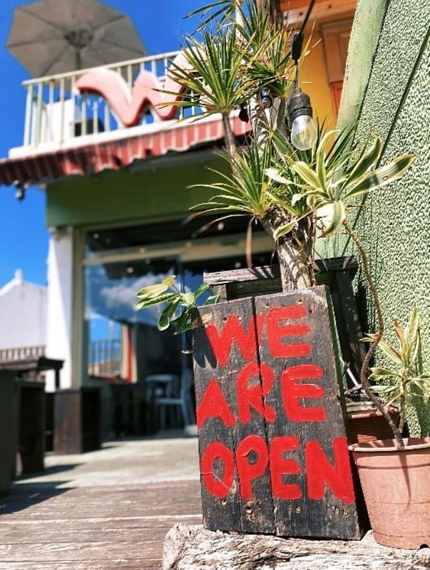 「We Cafe' 我們的海灣」是親子與寵物皆友善的餐廳，老闆熱情貼心，接待推嬰兒車或寵物推車的旅客，適合全家人或帶毛孩一同造訪。