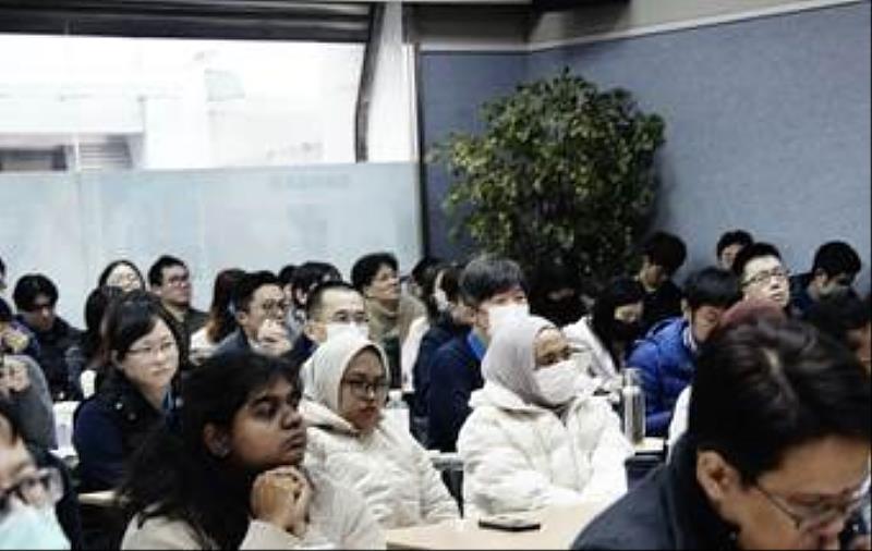 參與者來自國際產、學界，認真聆聽Dr. Warner演講。
