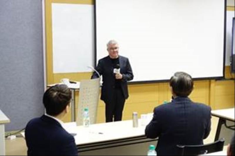 Dr. Warner親臨開講。